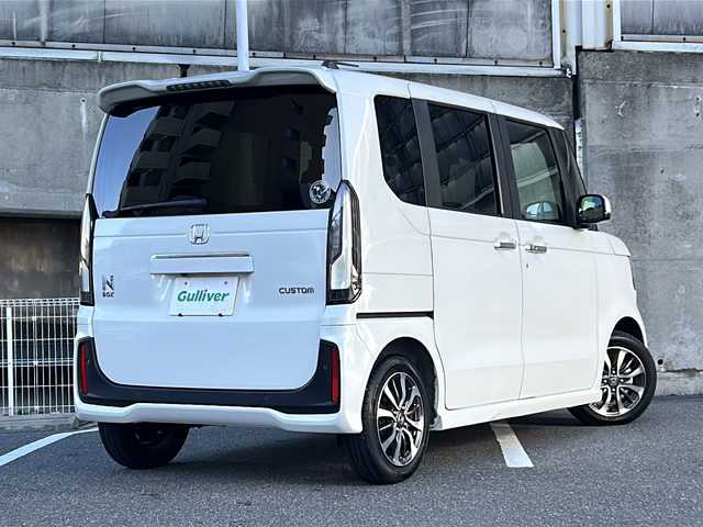 ホンダ Ｎ ＢＯＸ カスタム 愛知県 2024(令6)年 0.4万km プラチナホワイトパール ワンオーナー/禁煙車/純正８インチナビ/バックカメラ/両側パワースライドドア/前方ドライブレコーダー（DRH-229ND）/前席シートヒーター/Honda　SENSING/・衝突軽減ブレーキ/・先行者発進お知らせ機能/・歩行者事故低減ステアリング/・路外逸脱抑制機能/・渋滞追従機能付クルーズコントロール/・車線維持支援システム/・オートハイビーム/・パーキングアシスト/・近距離衝突軽減ブレーキ/オートブレーキホールド/クリアランスソナー/タイプC充電口/LEDヘッドライト/オートライト/ヘッドライトレベライザー/純正フロアマット/ISOFIX/ディーラー整備記録簿（R7/3・R7/7）/保証書/取扱説明書/スペアスマートキー