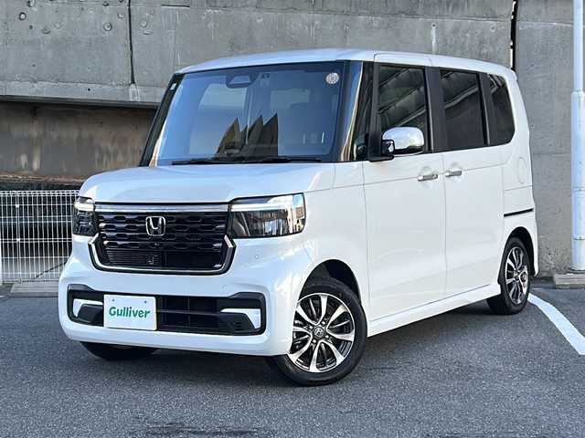 ホンダ Ｎ ＢＯＸ カスタム 愛知県 2024(令6)年 0.4万km プラチナホワイトパール ワンオーナー/禁煙車/純正８インチナビ/バックカメラ/両側パワースライドドア/前方ドライブレコーダー（DRH-229ND）/前席シートヒーター/Honda　SENSING/・衝突軽減ブレーキ/・先行者発進お知らせ機能/・歩行者事故低減ステアリング/・路外逸脱抑制機能/・渋滞追従機能付クルーズコントロール/・車線維持支援システム/・オートハイビーム/・パーキングアシスト/・近距離衝突軽減ブレーキ/オートブレーキホールド/クリアランスソナー/タイプC充電口/LEDヘッドライト/オートライト/ヘッドライトレベライザー/純正フロアマット/ISOFIX/ディーラー整備記録簿（R7/3・R7/7）/保証書/取扱説明書/スペアスマートキー