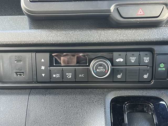 ホンダ Ｎ ＢＯＸ カスタム 愛知県 2024(令6)年 0.4万km プラチナホワイトパール ワンオーナー/禁煙車/純正８インチナビ/バックカメラ/両側パワースライドドア/前方ドライブレコーダー（DRH-229ND）/前席シートヒーター/Honda　SENSING/・衝突軽減ブレーキ/・先行者発進お知らせ機能/・歩行者事故低減ステアリング/・路外逸脱抑制機能/・渋滞追従機能付クルーズコントロール/・車線維持支援システム/・オートハイビーム/・パーキングアシスト/・近距離衝突軽減ブレーキ/オートブレーキホールド/クリアランスソナー/タイプC充電口/LEDヘッドライト/オートライト/ヘッドライトレベライザー/純正フロアマット/ISOFIX/ディーラー整備記録簿（R7/3・R7/7）/保証書/取扱説明書/スペアスマートキー