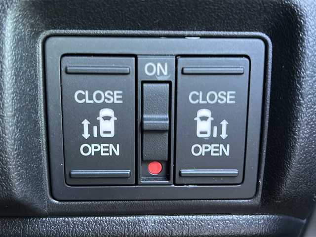 ホンダ Ｎ ＢＯＸ カスタム 愛知県 2024(令6)年 0.4万km プラチナホワイトパール ワンオーナー/禁煙車/純正８インチナビ/バックカメラ/両側パワースライドドア/前方ドライブレコーダー（DRH-229ND）/前席シートヒーター/Honda　SENSING/・衝突軽減ブレーキ/・先行者発進お知らせ機能/・歩行者事故低減ステアリング/・路外逸脱抑制機能/・渋滞追従機能付クルーズコントロール/・車線維持支援システム/・オートハイビーム/・パーキングアシスト/・近距離衝突軽減ブレーキ/オートブレーキホールド/クリアランスソナー/タイプC充電口/LEDヘッドライト/オートライト/ヘッドライトレベライザー/純正フロアマット/ISOFIX/ディーラー整備記録簿（R7/3・R7/7）/保証書/取扱説明書/スペアスマートキー