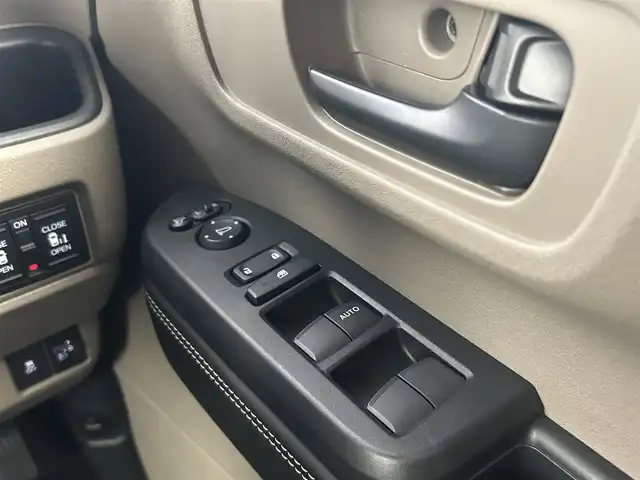 ホンダ Ｎ ＢＯＸ JOY ターボ 千葉県 2024(令6)年 0.2万km ベージュⅡ 禁煙車/純正9型ナビ/・LXU-242NBi/・CD/DVD/BT/ACP/AA/フルセグ/Honda SENSING/・衝突軽減ブレーキ（CMBS）/・先行車発進お知らせ機能/・歩行者事故低減ステアリング/・路外逸脱抑制機能/・標識認識機能/・渋滞追従機能付アダプティブクルーズコントロール（ACC）/・車線維持支援システム（LKAS）/・誤発進抑制機能/・後方誤発進抑制機能/・近距離衝突軽減ブレーキ/・急アクセル抑制機能/・パーキングセンサーシステム/・オートハイビーム/バックカメラ/7インチTFT液晶メーター/電子制御パーキングブレーキ/オートブレーキホールド機能/ETC/前席シートヒーター/ハーフレザーシート/両側パワースライドドア/コーナーセンサー/パドルシフト/LEDヘッドライト/スマートキー/スペアキー