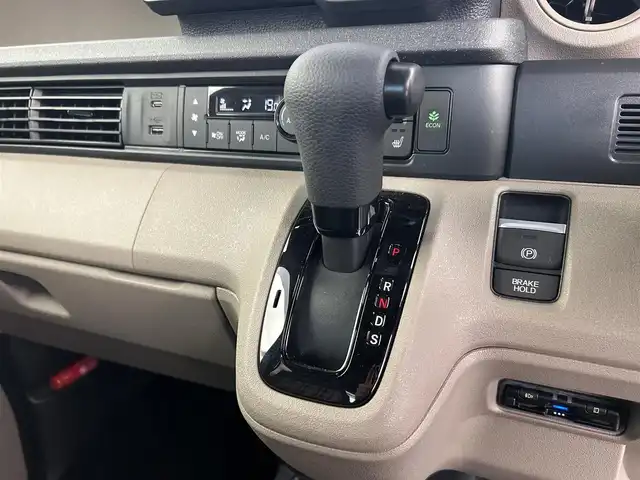 ホンダ Ｎ ＢＯＸ JOY ターボ 千葉県 2024(令6)年 0.2万km ベージュⅡ 禁煙車/純正9型ナビ/・LXU-242NBi/・CD/DVD/BT/ACP/AA/フルセグ/Honda SENSING/・衝突軽減ブレーキ（CMBS）/・先行車発進お知らせ機能/・歩行者事故低減ステアリング/・路外逸脱抑制機能/・標識認識機能/・渋滞追従機能付アダプティブクルーズコントロール（ACC）/・車線維持支援システム（LKAS）/・誤発進抑制機能/・後方誤発進抑制機能/・近距離衝突軽減ブレーキ/・急アクセル抑制機能/・パーキングセンサーシステム/・オートハイビーム/バックカメラ/7インチTFT液晶メーター/電子制御パーキングブレーキ/オートブレーキホールド機能/ETC/前席シートヒーター/ハーフレザーシート/両側パワースライドドア/コーナーセンサー/パドルシフト/LEDヘッドライト/スマートキー/スペアキー