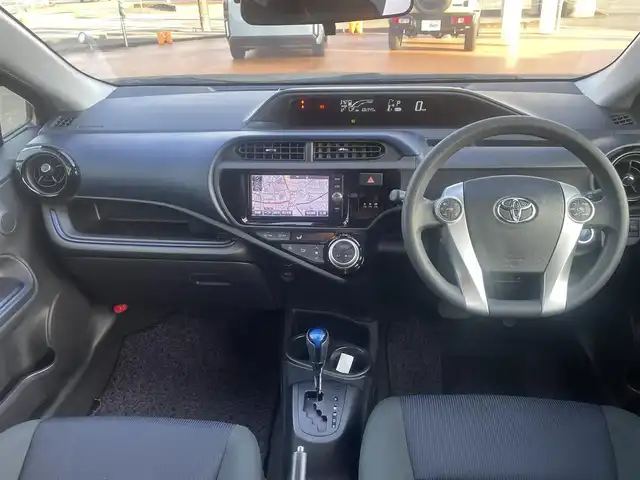 トヨタ アクア S 三重県 2017(平29)年 10.7万km ディープアメジストマイカメタリック 純正メモリナビ/バックカメラ/スマートエントリーパッケージ/（スマートキー/プッシュスタート/オートライト）/175/65R15タイヤ/　＊15インチフルホイールキャップ/プライバシーガラス/リアワイパー/SRSエアバック（運転席/助手席）/オートエアコン/パワーウィンドウ（フロント/リア）/バニティミラー（運転席/助手席）/シートバックポケット/アシストグリップ/コートフック