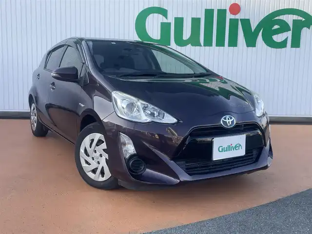 トヨタ アクア S 三重県 2017(平29)年 10.7万km ディープアメジストマイカメタリック 純正メモリナビ/バックカメラ/スマートエントリーパッケージ/（スマートキー/プッシュスタート/オートライト）/175/65R15タイヤ/　＊15インチフルホイールキャップ/プライバシーガラス/リアワイパー/SRSエアバック（運転席/助手席）/オートエアコン/パワーウィンドウ（フロント/リア）/バニティミラー（運転席/助手席）/シートバックポケット/アシストグリップ/コートフック