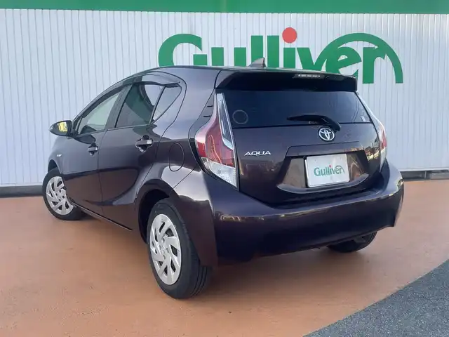 トヨタ アクア S 三重県 2017(平29)年 10.7万km ディープアメジストマイカメタリック 純正メモリナビ/バックカメラ/スマートエントリーパッケージ/（スマートキー/プッシュスタート/オートライト）/175/65R15タイヤ/　＊15インチフルホイールキャップ/プライバシーガラス/リアワイパー/SRSエアバック（運転席/助手席）/オートエアコン/パワーウィンドウ（フロント/リア）/バニティミラー（運転席/助手席）/シートバックポケット/アシストグリップ/コートフック