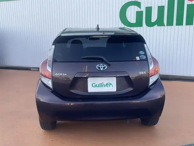 トヨタ アクア S 三重県 2017(平29)年 10.7万km ディープアメジストマイカメタリック 純正メモリナビ/バックカメラ/スマートエントリーパッケージ/（スマートキー/プッシュスタート/オートライト）/175/65R15タイヤ/　＊15インチフルホイールキャップ/プライバシーガラス/リアワイパー/SRSエアバック（運転席/助手席）/オートエアコン/パワーウィンドウ（フロント/リア）/バニティミラー（運転席/助手席）/シートバックポケット/アシストグリップ/コートフック