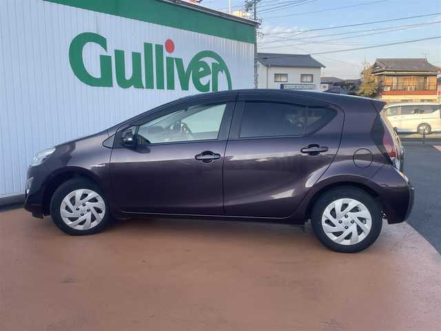 トヨタ アクア S 三重県 2017(平29)年 10.7万km ディープアメジストマイカメタリック 純正メモリナビ/バックカメラ/スマートエントリーパッケージ/（スマートキー/プッシュスタート/オートライト）/175/65R15タイヤ/　＊15インチフルホイールキャップ/プライバシーガラス/リアワイパー/SRSエアバック（運転席/助手席）/オートエアコン/パワーウィンドウ（フロント/リア）/バニティミラー（運転席/助手席）/シートバックポケット/アシストグリップ/コートフック