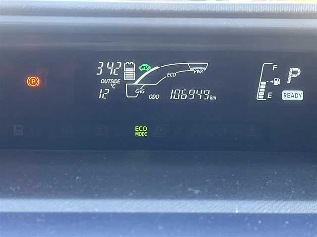 トヨタ アクア S 三重県 2017(平29)年 10.7万km ディープアメジストマイカメタリック 純正メモリナビ/バックカメラ/スマートエントリーパッケージ/（スマートキー/プッシュスタート/オートライト）/175/65R15タイヤ/　＊15インチフルホイールキャップ/プライバシーガラス/リアワイパー/SRSエアバック（運転席/助手席）/オートエアコン/パワーウィンドウ（フロント/リア）/バニティミラー（運転席/助手席）/シートバックポケット/アシストグリップ/コートフック