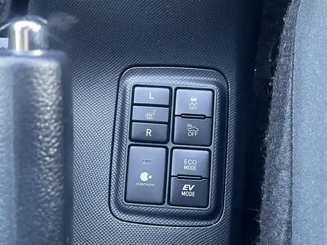 トヨタ アクア S 三重県 2017(平29)年 10.7万km ディープアメジストマイカメタリック 純正メモリナビ/バックカメラ/スマートエントリーパッケージ/（スマートキー/プッシュスタート/オートライト）/175/65R15タイヤ/　＊15インチフルホイールキャップ/プライバシーガラス/リアワイパー/SRSエアバック（運転席/助手席）/オートエアコン/パワーウィンドウ（フロント/リア）/バニティミラー（運転席/助手席）/シートバックポケット/アシストグリップ/コートフック