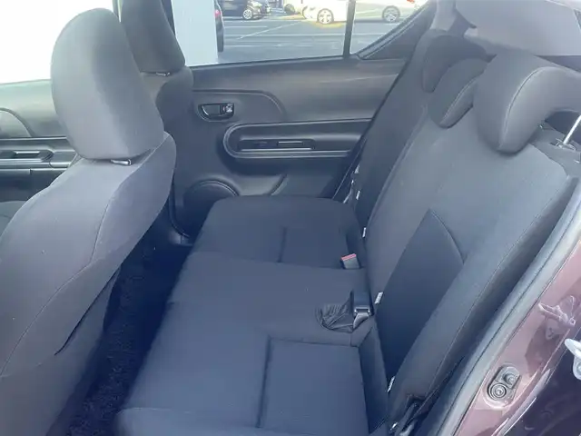 トヨタ アクア S 三重県 2017(平29)年 10.7万km ディープアメジストマイカメタリック 純正メモリナビ/バックカメラ/スマートエントリーパッケージ/（スマートキー/プッシュスタート/オートライト）/175/65R15タイヤ/　＊15インチフルホイールキャップ/プライバシーガラス/リアワイパー/SRSエアバック（運転席/助手席）/オートエアコン/パワーウィンドウ（フロント/リア）/バニティミラー（運転席/助手席）/シートバックポケット/アシストグリップ/コートフック