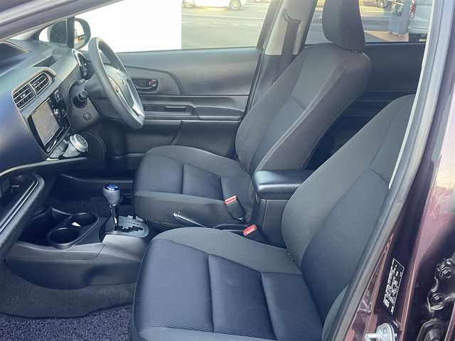 トヨタ アクア S 三重県 2017(平29)年 10.7万km ディープアメジストマイカメタリック 純正メモリナビ/バックカメラ/スマートエントリーパッケージ/（スマートキー/プッシュスタート/オートライト）/175/65R15タイヤ/　＊15インチフルホイールキャップ/プライバシーガラス/リアワイパー/SRSエアバック（運転席/助手席）/オートエアコン/パワーウィンドウ（フロント/リア）/バニティミラー（運転席/助手席）/シートバックポケット/アシストグリップ/コートフック