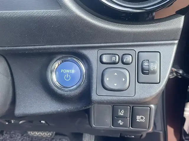 トヨタ アクア S 三重県 2017(平29)年 10.7万km ディープアメジストマイカメタリック 純正メモリナビ/バックカメラ/スマートエントリーパッケージ/（スマートキー/プッシュスタート/オートライト）/175/65R15タイヤ/　＊15インチフルホイールキャップ/プライバシーガラス/リアワイパー/SRSエアバック（運転席/助手席）/オートエアコン/パワーウィンドウ（フロント/リア）/バニティミラー（運転席/助手席）/シートバックポケット/アシストグリップ/コートフック