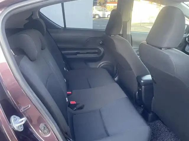 トヨタ アクア S 三重県 2017(平29)年 10.7万km ディープアメジストマイカメタリック 純正メモリナビ/バックカメラ/スマートエントリーパッケージ/（スマートキー/プッシュスタート/オートライト）/175/65R15タイヤ/　＊15インチフルホイールキャップ/プライバシーガラス/リアワイパー/SRSエアバック（運転席/助手席）/オートエアコン/パワーウィンドウ（フロント/リア）/バニティミラー（運転席/助手席）/シートバックポケット/アシストグリップ/コートフック