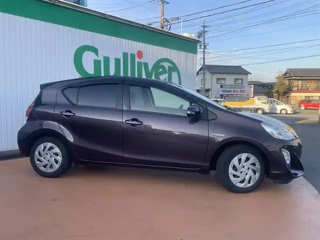 トヨタ アクア S 三重県 2017(平29)年 10.7万km ディープアメジストマイカメタリック 純正メモリナビ/バックカメラ/スマートエントリーパッケージ/（スマートキー/プッシュスタート/オートライト）/175/65R15タイヤ/　＊15インチフルホイールキャップ/プライバシーガラス/リアワイパー/SRSエアバック（運転席/助手席）/オートエアコン/パワーウィンドウ（フロント/リア）/バニティミラー（運転席/助手席）/シートバックポケット/アシストグリップ/コートフック