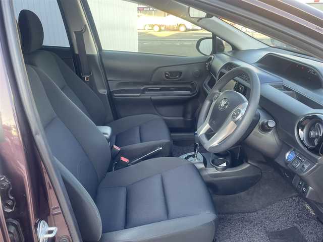 トヨタ アクア S 三重県 2017(平29)年 10.7万km ディープアメジストマイカメタリック 純正メモリナビ/バックカメラ/スマートエントリーパッケージ/（スマートキー/プッシュスタート/オートライト）/175/65R15タイヤ/　＊15インチフルホイールキャップ/プライバシーガラス/リアワイパー/SRSエアバック（運転席/助手席）/オートエアコン/パワーウィンドウ（フロント/リア）/バニティミラー（運転席/助手席）/シートバックポケット/アシストグリップ/コートフック