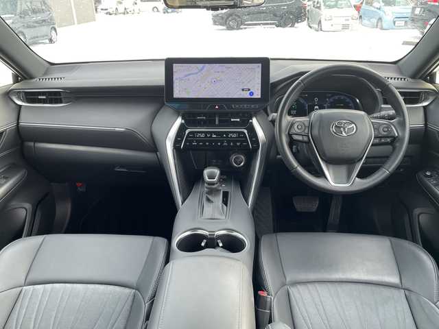 トヨタ ハリアー ハイブリッド G 道北・旭川 2023(令5)年 2.8万km プレシャスブラックパール /４WD//禁煙車//12.3インチ純正ディスプレイオーディオ/BT/USB/TV//バックカメラ//12.3インチTFTカラーメーター//ビルトインETC2.0//デジタルインナーミラー//前後ドライブレコーダー//パワーバックドア//左右独立オートエアコン//トヨタセーフティーセンス//OPブラインドスポットモニター//OPパーキングサポートブレーキ/PCS/LTA/LDA/RSA/AHS/PKSB/レーダークルーズコントロール//ミラーヒーター//革巻きステアリング//ステアリングスイッチ//ハーフレザーシート//運転席パワーシート//オートライト//LEDヘッドライト//LEDフォグランプ//ミラーウィンカー//スマートキー//スペアキー//プッシュスタート//保証書