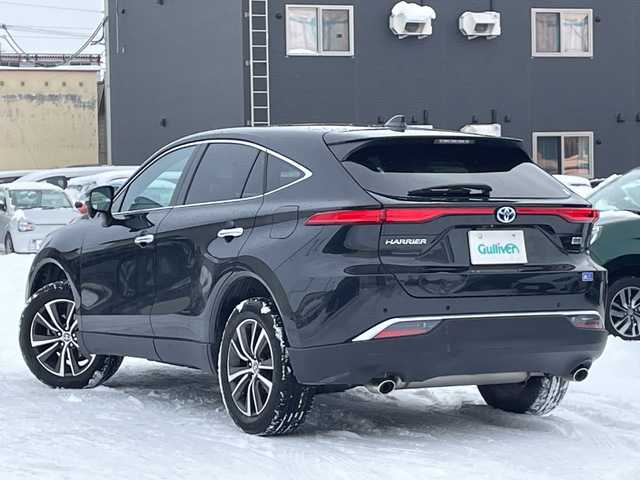 トヨタ ハリアー ハイブリッド G 道北・旭川 2023(令5)年 2.8万km プレシャスブラックパール /４WD//禁煙車//12.3インチ純正ディスプレイオーディオ/BT/USB/TV//バックカメラ//12.3インチTFTカラーメーター//ビルトインETC2.0//デジタルインナーミラー//前後ドライブレコーダー//パワーバックドア//左右独立オートエアコン//トヨタセーフティーセンス//OPブラインドスポットモニター//OPパーキングサポートブレーキ/PCS/LTA/LDA/RSA/AHS/PKSB/レーダークルーズコントロール//ミラーヒーター//革巻きステアリング//ステアリングスイッチ//ハーフレザーシート//運転席パワーシート//オートライト//LEDヘッドライト//LEDフォグランプ//ミラーウィンカー//スマートキー//スペアキー//プッシュスタート//保証書