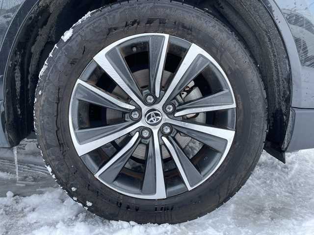 トヨタ ハリアー ハイブリッド G 道北・旭川 2023(令5)年 2.8万km プレシャスブラックパール /４WD//禁煙車//12.3インチ純正ディスプレイオーディオ/BT/USB/TV//バックカメラ//12.3インチTFTカラーメーター//ビルトインETC2.0//デジタルインナーミラー//前後ドライブレコーダー//パワーバックドア//左右独立オートエアコン//トヨタセーフティーセンス//OPブラインドスポットモニター//OPパーキングサポートブレーキ/PCS/LTA/LDA/RSA/AHS/PKSB/レーダークルーズコントロール//ミラーヒーター//革巻きステアリング//ステアリングスイッチ//ハーフレザーシート//運転席パワーシート//オートライト//LEDヘッドライト//LEDフォグランプ//ミラーウィンカー//スマートキー//スペアキー//プッシュスタート//保証書