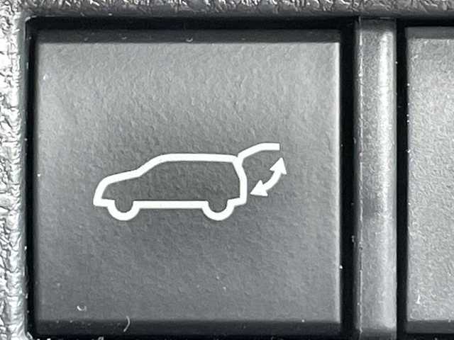 トヨタ ハリアー ハイブリッド G 道北・旭川 2023(令5)年 2.8万km プレシャスブラックパール /４WD//禁煙車//12.3インチ純正ディスプレイオーディオ/BT/USB/TV//バックカメラ//12.3インチTFTカラーメーター//ビルトインETC2.0//デジタルインナーミラー//前後ドライブレコーダー//パワーバックドア//左右独立オートエアコン//トヨタセーフティーセンス//OPブラインドスポットモニター//OPパーキングサポートブレーキ/PCS/LTA/LDA/RSA/AHS/PKSB/レーダークルーズコントロール//ミラーヒーター//革巻きステアリング//ステアリングスイッチ//ハーフレザーシート//運転席パワーシート//オートライト//LEDヘッドライト//LEDフォグランプ//ミラーウィンカー//スマートキー//スペアキー//プッシュスタート//保証書