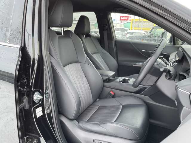 トヨタ ハリアー ハイブリッド G 道北・旭川 2023(令5)年 2.8万km プレシャスブラックパール /４WD//禁煙車//12.3インチ純正ディスプレイオーディオ/BT/USB/TV//バックカメラ//12.3インチTFTカラーメーター//ビルトインETC2.0//デジタルインナーミラー//前後ドライブレコーダー//パワーバックドア//左右独立オートエアコン//トヨタセーフティーセンス//OPブラインドスポットモニター//OPパーキングサポートブレーキ/PCS/LTA/LDA/RSA/AHS/PKSB/レーダークルーズコントロール//ミラーヒーター//革巻きステアリング//ステアリングスイッチ//ハーフレザーシート//運転席パワーシート//オートライト//LEDヘッドライト//LEDフォグランプ//ミラーウィンカー//スマートキー//スペアキー//プッシュスタート//保証書