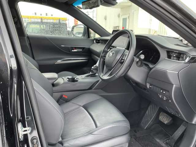 トヨタ ハリアー ハイブリッド G 道北・旭川 2023(令5)年 2.8万km プレシャスブラックパール /４WD//禁煙車//12.3インチ純正ディスプレイオーディオ/BT/USB/TV//バックカメラ//12.3インチTFTカラーメーター//ビルトインETC2.0//デジタルインナーミラー//前後ドライブレコーダー//パワーバックドア//左右独立オートエアコン//トヨタセーフティーセンス//OPブラインドスポットモニター//OPパーキングサポートブレーキ/PCS/LTA/LDA/RSA/AHS/PKSB/レーダークルーズコントロール//ミラーヒーター//革巻きステアリング//ステアリングスイッチ//ハーフレザーシート//運転席パワーシート//オートライト//LEDヘッドライト//LEDフォグランプ//ミラーウィンカー//スマートキー//スペアキー//プッシュスタート//保証書