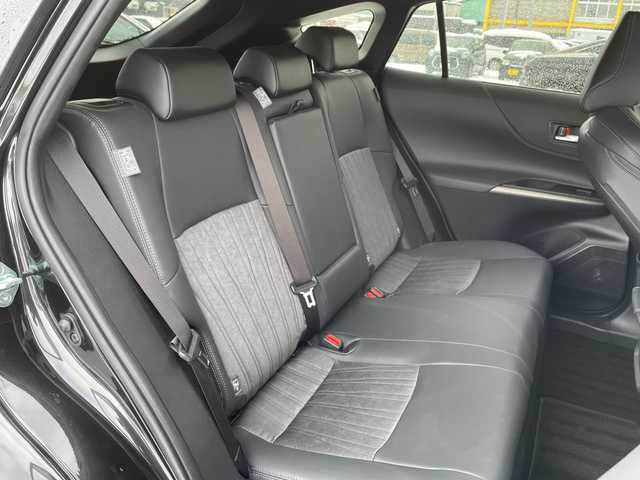 トヨタ ハリアー ハイブリッド G 道北・旭川 2023(令5)年 2.8万km プレシャスブラックパール /４WD//禁煙車//12.3インチ純正ディスプレイオーディオ/BT/USB/TV//バックカメラ//12.3インチTFTカラーメーター//ビルトインETC2.0//デジタルインナーミラー//前後ドライブレコーダー//パワーバックドア//左右独立オートエアコン//トヨタセーフティーセンス//OPブラインドスポットモニター//OPパーキングサポートブレーキ/PCS/LTA/LDA/RSA/AHS/PKSB/レーダークルーズコントロール//ミラーヒーター//革巻きステアリング//ステアリングスイッチ//ハーフレザーシート//運転席パワーシート//オートライト//LEDヘッドライト//LEDフォグランプ//ミラーウィンカー//スマートキー//スペアキー//プッシュスタート//保証書