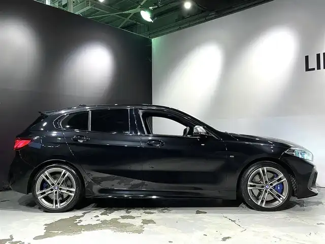 ＢＭＷ Ｍ１３５ｉ xDrive 道央・札幌 2020(令2)年 3.2万km サファイアブラックP Mスポーツシート/パーキング・アシスト/　・PDC/　・パーキングアシスト(並列・縦列)/　・リアビューカメラ/　・リバース・アシスト/　・アクティブPDC/ドライビング・アシスト/　・レーンディパーチャーウォーニング/　・レーン・チェンジ・ウォーニング/　・前車接近警告機能/　・クロストラフィックウォーニング/　・トラフィック・サイン・アシスト/コンフォートpkg/　・オートマチックテールゲートオペレーション/　・ACC/idriveナビゲーションpkg/　・BMWコックピット/　・HDDナビゲーションシステム/　・BMWインテリジェントパーソナルアシスタント/　・ITSスポット対応/　・BMWコネクテッド・ドライブ・プロフェッショナル/パワーシート(D/N)/シートヒーター(D/N)/ワイヤレスチャージング/LEDヘッドライト/オートライト/レインセンサー/ETC