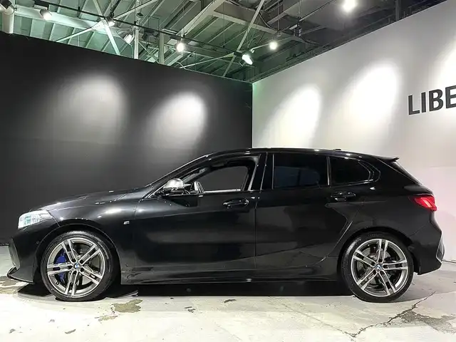 ＢＭＷ Ｍ１３５ｉ xDrive 道央・札幌 2020(令2)年 3.2万km サファイアブラックP Mスポーツシート/パーキング・アシスト/　・PDC/　・パーキングアシスト(並列・縦列)/　・リアビューカメラ/　・リバース・アシスト/　・アクティブPDC/ドライビング・アシスト/　・レーンディパーチャーウォーニング/　・レーン・チェンジ・ウォーニング/　・前車接近警告機能/　・クロストラフィックウォーニング/　・トラフィック・サイン・アシスト/コンフォートpkg/　・オートマチックテールゲートオペレーション/　・ACC/idriveナビゲーションpkg/　・BMWコックピット/　・HDDナビゲーションシステム/　・BMWインテリジェントパーソナルアシスタント/　・ITSスポット対応/　・BMWコネクテッド・ドライブ・プロフェッショナル/パワーシート(D/N)/シートヒーター(D/N)/ワイヤレスチャージング/LEDヘッドライト/オートライト/レインセンサー/ETC