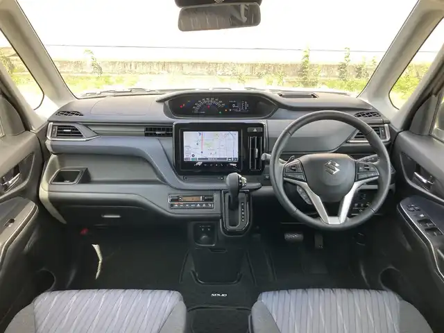 スズキ ソリオ HV SZ 静岡県 2022(令4)年 0.3万km キャラバンアイボリーPM スズキセーフティーサポート/純正9インチメモリーナビ/　AM FM CD DVD Bluetooth USB AppleCarPlay　 /AndroidAuto/フルセグテレビ/レーダークルーズコントロール/LEDヘッドランプ/シートヒーター（前席）/ヘッドアップディスプレイ/リアクリアランスソナー/パドルシフト/純正15インチアルミホイール/アラウンドビューモニター/両側パワースライドドア