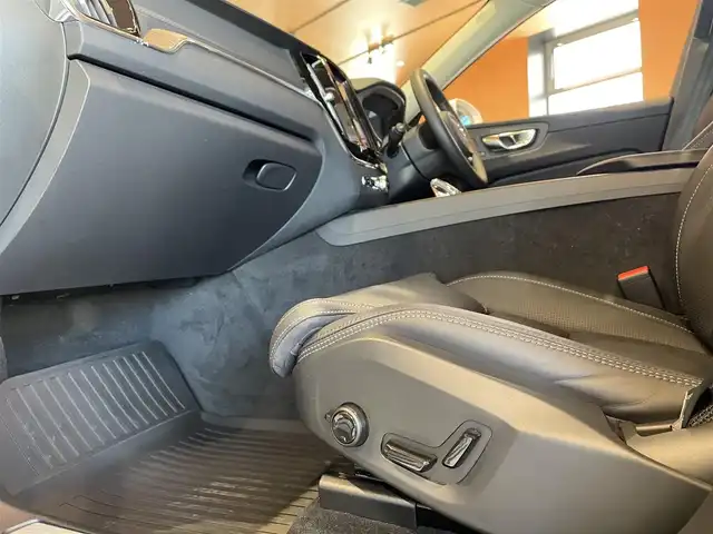 ボルボ ボルボ ＸＣ６０ アルティメット B5 AWD 道央・札幌 2023(令5)年 1.2万km クリスタルホワイトP クリスタルホワイト/Bowers＆Wilkinsプレミアムサウンド/電動パノラマサンルーフ/ヘッドアップディスプレイ/ナッパレザーシート/シートヒーター/シートベンチレーション/ステアリングヒーター/Googleナビ/360°カメラ/ACC/BLIS/パイロットアシスト/LKA/CTA/Apple CarPlay/フルアクティブハイビーム/ワイヤレスチャージング/パワーテールゲート