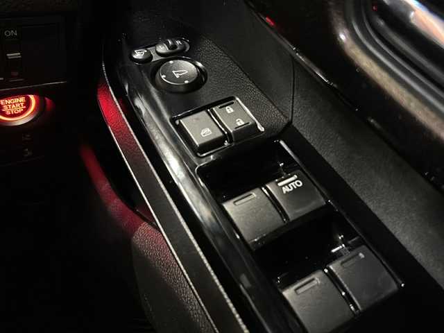 ホンダ Ｎ ＢＯＸ カスタム G L ホンダセンシング 静岡県 2018(平30)年 6.9万km クリスタルブラックパール 社外ナビ/バックカメラ/クルーズコントロール/アイドリングストップ/純正アルミホイール/純正エアロ/横滑り防止/アダプティブ・クルーズ・コントロール（ACC）/・作動車速域：約30km/hから100km/h間/車線維持支援システム（LKAS）/・作動車速：約65km/hから100km/h間/・ステアリング制御/衝突軽減ブレーキ（CMBS）/・歩行者検知機能/・作動車速：約80km/h未満時/・対向車車速：約30km/hから80km/h時/誤発進抑制機能（前進）/・ミリ波レーダー検知：作動車速10km/h未満/歩行者事故低減ステアリング/・作動車速10km/hから40km/h間/路外逸脱抑制機能/・作動車速：約60km/hから100km/h間/先行車発進お知らせ機能/標識認識機能/オートハイビーム/誤発進抑制機能（後進）・ソナー検知：作動車速10km/h未満