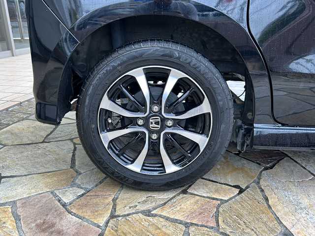 ホンダ Ｎ ＢＯＸ カスタム G L ホンダセンシング 静岡県 2018(平30)年 6.9万km クリスタルブラックパール 社外ナビ/バックカメラ/クルーズコントロール/アイドリングストップ/純正アルミホイール/純正エアロ/横滑り防止/アダプティブ・クルーズ・コントロール（ACC）/・作動車速域：約30km/hから100km/h間/車線維持支援システム（LKAS）/・作動車速：約65km/hから100km/h間/・ステアリング制御/衝突軽減ブレーキ（CMBS）/・歩行者検知機能/・作動車速：約80km/h未満時/・対向車車速：約30km/hから80km/h時/誤発進抑制機能（前進）/・ミリ波レーダー検知：作動車速10km/h未満/歩行者事故低減ステアリング/・作動車速10km/hから40km/h間/路外逸脱抑制機能/・作動車速：約60km/hから100km/h間/先行車発進お知らせ機能/標識認識機能/オートハイビーム/誤発進抑制機能（後進）・ソナー検知：作動車速10km/h未満