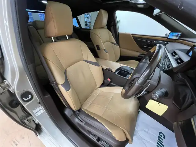 レクサス ＥＳ 300h バージョンL 群馬県 2019(令1)年 6.6万km アイスエクリュマイカメタリック レクサスセーフィティシステム＋/・プリクラッシュセーフティ/・レーダークルーズコントロール/・レーンキープアシスト/・クリアランスソナー/・ブラインドスポットモニター/・オートマチックハイビーム/・パーキングサポートブレーキ/純正12.3インチメーカーフルセグナビ/・AM/FM/フルセグTV/Bluetooth/・Mark Levinsonオーディオスピーカー/純正ドライブレコーダー/純正18インチアルミホイール/全周囲カメラ/スマートキー/デジタルインナーミラー/デジタルアウターミラー/MTモード付AT/ムーンルーフ付き/前後レザーシート/前後シートヒーター/前後ベンチレーション/前席ポジションメモリー付きシート/後席電動リクライニングシート/電動リアゲート/ステアリングヒーター/置くだけ充電/ドライブモーセレクト/ビルトインETC2.0/USB入力端子/オートエアコン