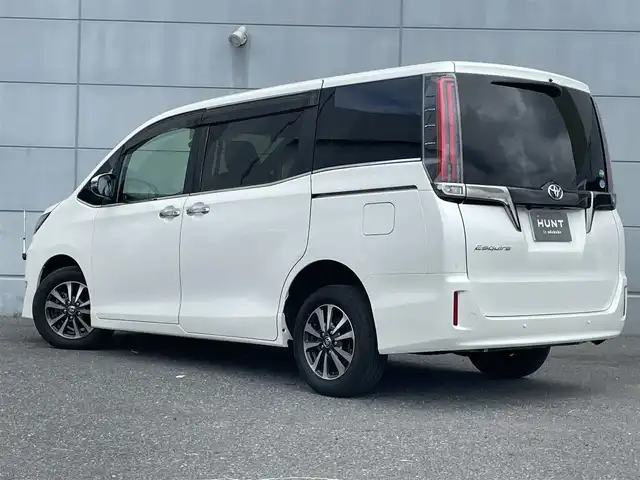 トヨタ エスクァイア Gi プレミアムパッケージ ブラックテーラード 千葉県 2019(令1)年 5.7万km ホワイトパールクリスタルシャイン トヨタセーフティセンス/・衝突軽減ブレーキ/レーンキープアシスト/・オートハイビーム/クリアランスソナー/純正９インチナビ(NSZT-Y68T)/・フルセグ/BT/DVD/CD/MSV/バックカメラ/ステアリングスイッチ/ETC2.0/MTモード/両側パワースライドドア/ハーフレザーシート/シートヒーター(D/N席)/リアオートエアコン/LEDヘッドライト/オートライト/フォグライト/スマートキー/プッシュスタート/純正フロアマット/純正15インチAW