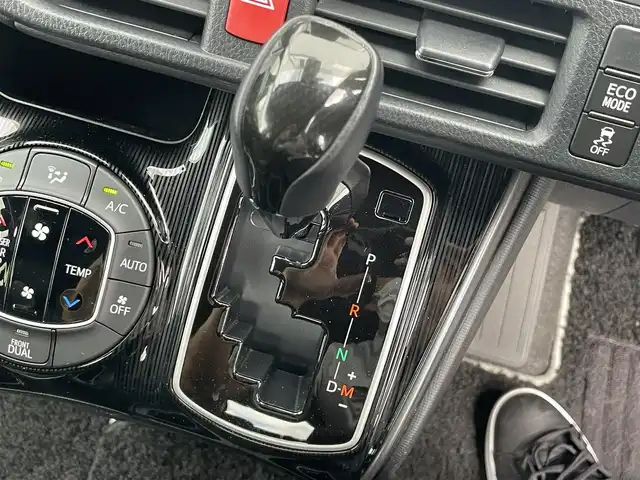 トヨタ エスクァイア Gi プレミアムパッケージ ブラックテーラード 千葉県 2019(令1)年 5.7万km ホワイトパールクリスタルシャイン トヨタセーフティセンス/・衝突軽減ブレーキ/レーンキープアシスト/・オートハイビーム/クリアランスソナー/純正９インチナビ(NSZT-Y68T)/・フルセグ/BT/DVD/CD/MSV/バックカメラ/ステアリングスイッチ/ETC2.0/MTモード/両側パワースライドドア/ハーフレザーシート/シートヒーター(D/N席)/リアオートエアコン/LEDヘッドライト/オートライト/フォグライト/スマートキー/プッシュスタート/純正フロアマット/純正15インチAW