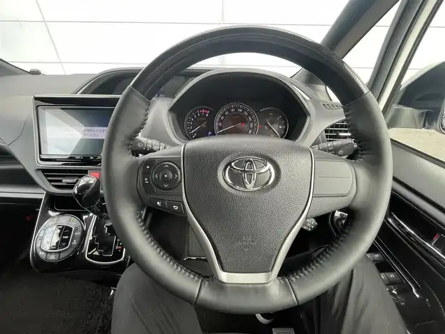 トヨタ エスクァイア Gi プレミアムパッケージ ブラックテーラード 千葉県 2019(令1)年 5.7万km ホワイトパールクリスタルシャイン トヨタセーフティセンス/・衝突軽減ブレーキ/レーンキープアシスト/・オートハイビーム/クリアランスソナー/純正９インチナビ(NSZT-Y68T)/・フルセグ/BT/DVD/CD/MSV/バックカメラ/ステアリングスイッチ/ETC2.0/MTモード/両側パワースライドドア/ハーフレザーシート/シートヒーター(D/N席)/リアオートエアコン/LEDヘッドライト/オートライト/フォグライト/スマートキー/プッシュスタート/純正フロアマット/純正15インチAW