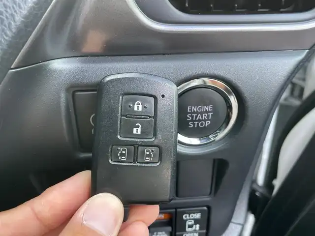 トヨタ エスクァイア Gi プレミアムパッケージ ブラックテーラード 千葉県 2019(令1)年 5.7万km ホワイトパールクリスタルシャイン トヨタセーフティセンス/・衝突軽減ブレーキ/レーンキープアシスト/・オートハイビーム/クリアランスソナー/純正９インチナビ(NSZT-Y68T)/・フルセグ/BT/DVD/CD/MSV/バックカメラ/ステアリングスイッチ/ETC2.0/MTモード/両側パワースライドドア/ハーフレザーシート/シートヒーター(D/N席)/リアオートエアコン/LEDヘッドライト/オートライト/フォグライト/スマートキー/プッシュスタート/純正フロアマット/純正15インチAW