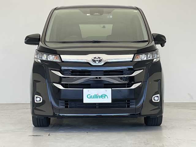 トヨタ ノア Z 愛知県 2022(令4)年 2万km アティチュードブラックマイカ トヨタセーフティセンス/純正10.4型ディズプレイオーディオナビ/フリップダウンモニター/両側パワースライドドア/レーダークルーズコントロール/ユニバーサルステップ/シートヒーター/バックカメラ/コーナーセンサー/純正アルミホイール/ETC2.0/LEDヘッドライト/インテリジェントミラー/リアオートエアコン/レーンキープアシスト/オートマチックハイビーム/ドライブレコーダー/衝突軽減システム/フルセグ/CD DVD/Bluetooth/ステアリングスイッチ/スマートキー/プッシュスタート