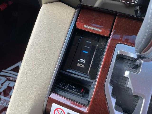 トヨタ アルファードハイブリット X 岩手県 2016(平28)年 11.7万km シルバーM 社外ナビ　Ｂｌｕｅｔｏｏｔｈ／ＣＤ／ＤＶＤ／フルセグＴＶ　/バックカメラ　/レーダークルーズコントロール　/４ＷＤ　/片側パワースライドドア　/前方ドライブレコーダー　/ＥＴＣ　/ＡＶＨ　/二列目オットマン　/エンスタ