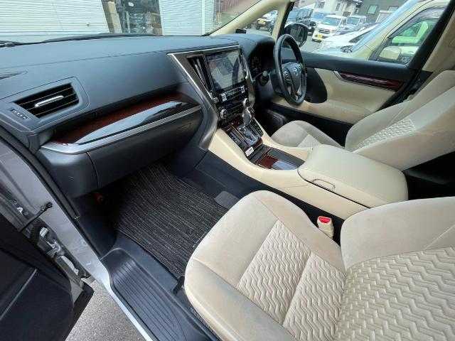 トヨタ アルファードハイブリット X 岩手県 2016(平28)年 11.7万km シルバーM 社外ナビ　Ｂｌｕｅｔｏｏｔｈ／ＣＤ／ＤＶＤ／フルセグＴＶ　/バックカメラ　/レーダークルーズコントロール　/４ＷＤ　/片側パワースライドドア　/前方ドライブレコーダー　/ＥＴＣ　/ＡＶＨ　/二列目オットマン　/エンスタ