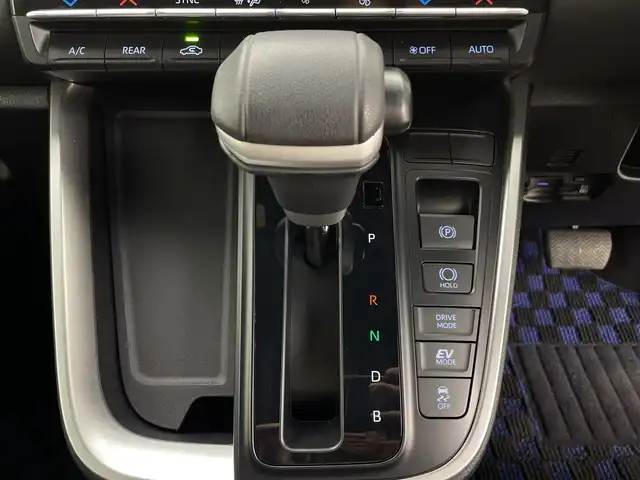 トヨタ ノア ハイブリッド S－Z 鹿児島県 2025(令7)年 0.7万km ホワイトパールクリスタルシャイン ワンオーナー　/トヨタセーフティセンス　/純正１０．５インチディスプレイオーディオ　/バックカメラ　/ビルドインＥＴＣ　/ユニバーサルステップ　/オートホールド　/オートマチックハイビーム　/オートライト/電子パーキング/LEDヘッドライト/LEDフォグライト/プッシュスタートボタン/スマートキー