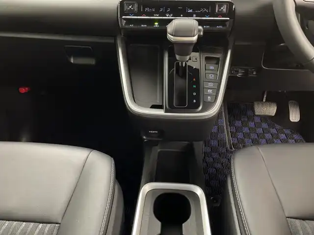 トヨタ ノア ハイブリッド S－Z 鹿児島県 2025(令7)年 0.7万km ホワイトパールクリスタルシャイン ワンオーナー　/トヨタセーフティセンス　/純正１０．５インチディスプレイオーディオ　/バックカメラ　/ビルドインＥＴＣ　/ユニバーサルステップ　/オートホールド　/オートマチックハイビーム　/オートライト/電子パーキング/LEDヘッドライト/LEDフォグライト/プッシュスタートボタン/スマートキー