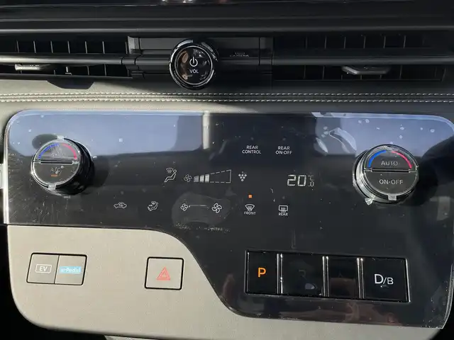 日産 セレナ e－パワー ハイウェイスター V 福岡県 2025(令7)年 0.1千km プリズムホワイト 登録済み未使用車純正12.3インチディスプレイナビ(フルセグTV・HDMI)アラウンドビューモニターフリップダウンモニタープロパイロットエマージェンシーブレーキBSM両側パワスラ前後ドラレコ/ビルトインETCデジタルインナーミラー純正LED・ホイールスマートキープッシュスタートワイヤレス充電SOSコール未使用車