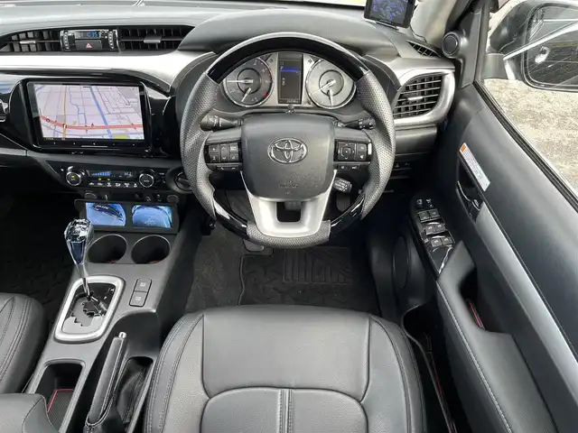 トヨタ ハイラックス Z 鳥取県 2021(令3)年 2.7万km アティチュードブラックマイカ ４WD　ターボ車/社外9型ナビ/フルセグ/DVD/CD/BT/USB/フロント/サイド/バックカメラ/前後ドライブレコ＾ダー・ETC/２インチリフトアップ/フロントバンパーガード/GIギアサイドステップ/SUXONサイドに本出しマフラー/GRハードトノカバー/純正荷台内カバー/TRD　GRマットフラップ/RAYS１７インチアルミホイール/Monstaホワイトレターブロックタイヤ/社外オーバーフェンダー/リヤヒッチメンバー/レザー調シートカバー/社外コンビハンドル・社外シフトノブ/トヨタセーフティセンス/レーダークルーズコントロール/レーンキープアシスト/LEDヘットライト/プッシュエンジンスタート/フロアマット/ドアバイザー/保証書・取扱説明書