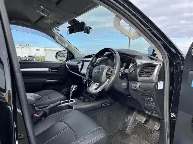 トヨタ ハイラックス Z 鳥取県 2021(令3)年 2.7万km アティチュードブラックマイカ ４WD　ターボ車/社外9型ナビ/フルセグ/DVD/CD/BT/USB/フロント/サイド/バックカメラ/前後ドライブレコ＾ダー・ETC/２インチリフトアップ/フロントバンパーガード/GIギアサイドステップ/SUXONサイドに本出しマフラー/GRハードトノカバー/純正荷台内カバー/TRD　GRマットフラップ/RAYS１７インチアルミホイール/Monstaホワイトレターブロックタイヤ/社外オーバーフェンダー/リヤヒッチメンバー/レザー調シートカバー/社外コンビハンドル・社外シフトノブ/トヨタセーフティセンス/レーダークルーズコントロール/レーンキープアシスト/LEDヘットライト/プッシュエンジンスタート/フロアマット/ドアバイザー/保証書・取扱説明書