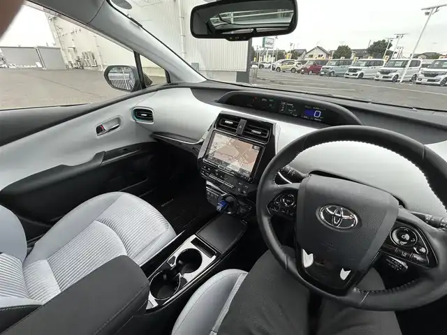 トヨタ プリウス A 群馬県 2019(平31)年 7万km 黒 社外エアロ/アルパイン製ナビ/　(AM/FM/BT/CD/DVD/TV/SD/HDMI)/バックカメラ/トヨタセーフティーセンス/プリクラッシュセーフティー/レーンディパーチャーアラート/クリアランスソナー/パーキングサポートブレーキ/インテリジェントパーキングアシストシステム/レーダークルーズコントロール/ブラインドスポットモニター/ヘッドアップディスプレイ/ふらつき検知機能/ETC/社外ダウンサス/純正フロアマット/純正ドアバイザー/AUTOライト/AUTOハイビーム/D側パワーシート
