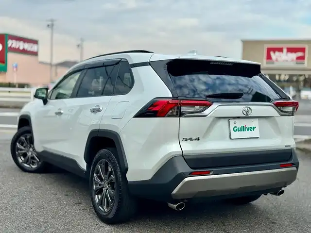トヨタ ＲＡＶ４ G 滋賀県 2023(令5)年 6.5万km プラチナホワイトパールマイカ ワンオーナー/4WD/純正9インチディスプレイオーディオ /　T-Connectナビ フルセグ Bluetooth appleCarPlay/パノラミックビューモニター/デジタルインナーミラー/TZドライブレコーダー前後/パワーバックドア/ナビ連動ビルトインETC2.0/パーキングサポートブレーキ/ブラインドスポットモニター/レザーシート（ブラック）/Toyota Safety Sense/プリクラッシュセーフティ/レーントレーシングアシスト/レーダークルーズコントロール /オートマチックハイビーム/先行車発進告知機能/ステアリングヒーター/ナノイーX/ヒルスタートアシストコントロール/純正フロアマット/純正ドアバイザー/純正18インチアルミ/スマートキー×2/プッシュスタート/取扱説明書/保証書/