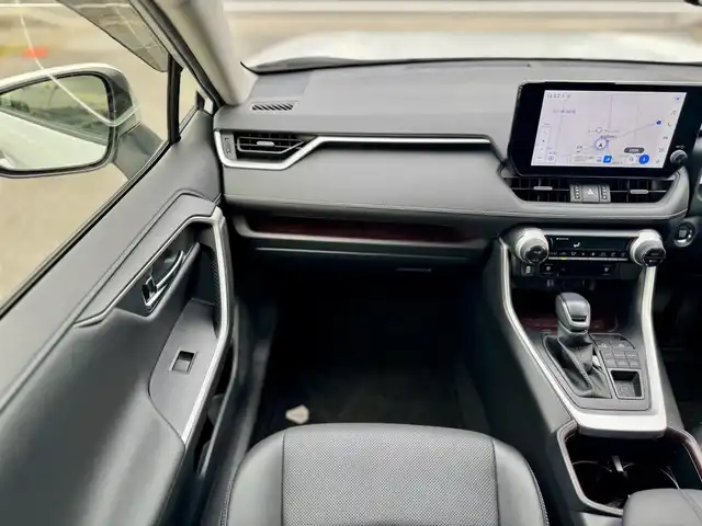トヨタ ＲＡＶ４ G 滋賀県 2023(令5)年 6.5万km プラチナホワイトパールマイカ ワンオーナー/4WD/純正9インチディスプレイオーディオ /　T-Connectナビ フルセグ Bluetooth appleCarPlay/パノラミックビューモニター/デジタルインナーミラー/TZドライブレコーダー前後/パワーバックドア/ナビ連動ビルトインETC2.0/パーキングサポートブレーキ/ブラインドスポットモニター/レザーシート（ブラック）/Toyota Safety Sense/プリクラッシュセーフティ/レーントレーシングアシスト/レーダークルーズコントロール /オートマチックハイビーム/先行車発進告知機能/ステアリングヒーター/ナノイーX/ヒルスタートアシストコントロール/純正フロアマット/純正ドアバイザー/純正18インチアルミ/スマートキー×2/プッシュスタート/取扱説明書/保証書/