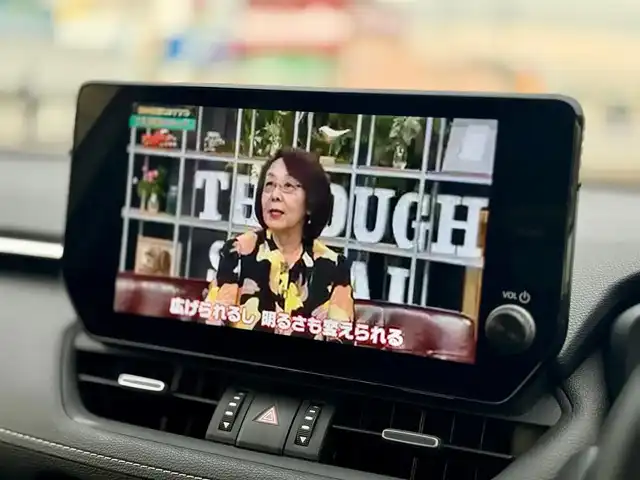 トヨタ ＲＡＶ４ G 滋賀県 2023(令5)年 6.5万km プラチナホワイトパールマイカ ワンオーナー/4WD/純正9インチディスプレイオーディオ /　T-Connectナビ フルセグ Bluetooth appleCarPlay/パノラミックビューモニター/デジタルインナーミラー/TZドライブレコーダー前後/パワーバックドア/ナビ連動ビルトインETC2.0/パーキングサポートブレーキ/ブラインドスポットモニター/レザーシート（ブラック）/Toyota Safety Sense/プリクラッシュセーフティ/レーントレーシングアシスト/レーダークルーズコントロール /オートマチックハイビーム/先行車発進告知機能/ステアリングヒーター/ナノイーX/ヒルスタートアシストコントロール/純正フロアマット/純正ドアバイザー/純正18インチアルミ/スマートキー×2/プッシュスタート/取扱説明書/保証書/