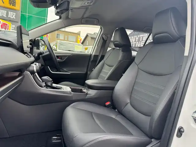トヨタ ＲＡＶ４ G 滋賀県 2023(令5)年 6.5万km プラチナホワイトパールマイカ ワンオーナー/4WD/純正9インチディスプレイオーディオ /　T-Connectナビ フルセグ Bluetooth appleCarPlay/パノラミックビューモニター/デジタルインナーミラー/TZドライブレコーダー前後/パワーバックドア/ナビ連動ビルトインETC2.0/パーキングサポートブレーキ/ブラインドスポットモニター/レザーシート（ブラック）/Toyota Safety Sense/プリクラッシュセーフティ/レーントレーシングアシスト/レーダークルーズコントロール /オートマチックハイビーム/先行車発進告知機能/ステアリングヒーター/ナノイーX/ヒルスタートアシストコントロール/純正フロアマット/純正ドアバイザー/純正18インチアルミ/スマートキー×2/プッシュスタート/取扱説明書/保証書/
